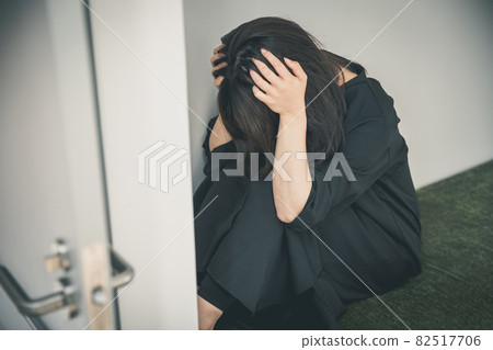 一個女人抱著她的頭,一個人抱著她的煩惱 一個女人抱著她的頭,一個人抱著她的煩惱 82517706