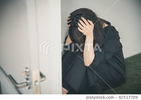 一個女人抱著她的頭,一個人抱著她的煩惱 一個女人抱著她的頭,一個人抱著她的煩惱 82517709