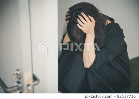 一個女人抱著她的頭,一個人抱著她的煩惱 一個女人抱著她的頭,一個人抱著她的煩惱 82517710