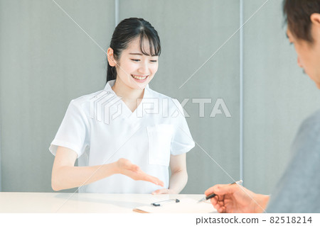 接待處的護士和病人 82518214