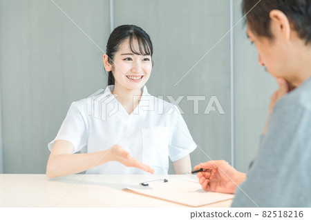 接待處的護士和病人 接待處的護士和病人 82518216