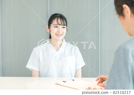 接待處的護士和病人 接待處的護士和病人 82518217