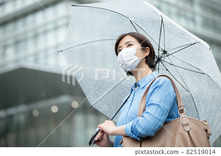年輕女子雨傘面具 年輕女子雨傘面具 82519014