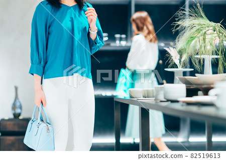 Women shopping: Photographing cooperation: g GIFT AND LIFESTYLE 82519613