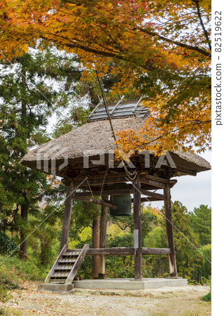 茅草屋頂的鐘樓，前景是楓樹[岩堂觀音正方寺]/埼玉縣東松山市 82519622