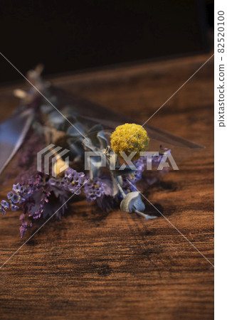 放在桌子上的干花 82520100