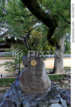 被薄雪覆蓋的金閣寺入口前庭園的世界遺產石碑。 82520870