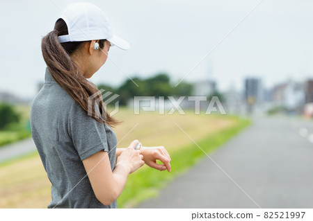 跑步的女人 82521997