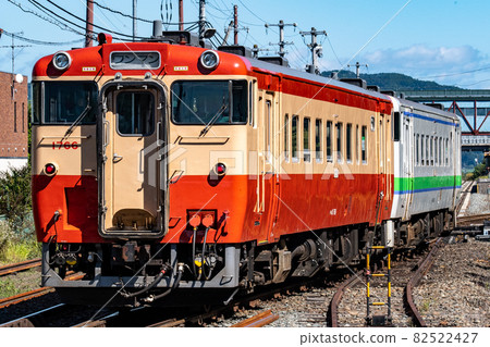 JR 北海道 Kiha 40-1700 柴油火車通用色和 JR 北海道色 2 節車廂火車 JR 北海道 Kiha 40-1700 柴油火車通用色和 JR 北海道色 2 節車廂火車 82522427