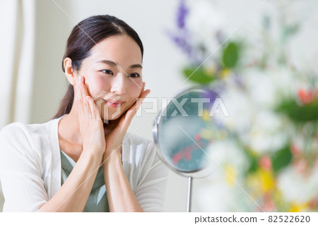 照鏡子做護膚的女人(美圖) 照鏡子做護膚的女人(美圖) 82522620