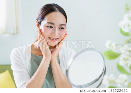 照鏡子做護膚的女人（美圖） 82522651