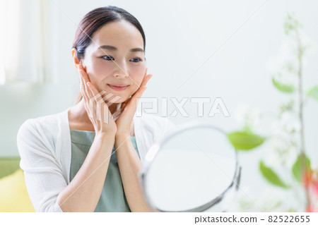 照鏡子做護膚的女人(美圖) 照鏡子做護膚的女人(美圖) 82522655