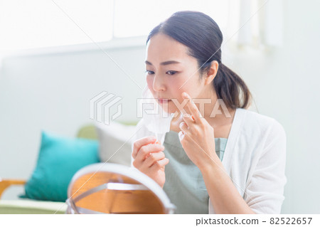A woman suffering from rough skin caused by a mask (beauty image) 82522657