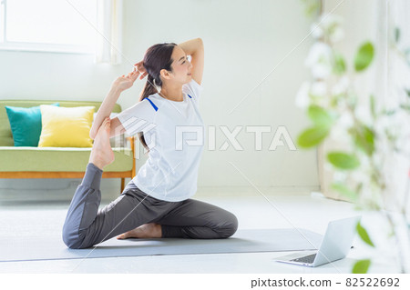 女性居家健身形象 女性居家健身形象 82522692