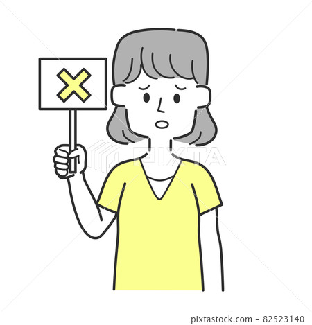 一個女人拿著一個帶十字架的標籤 一個女人拿著一個帶十字架的標籤 82523140