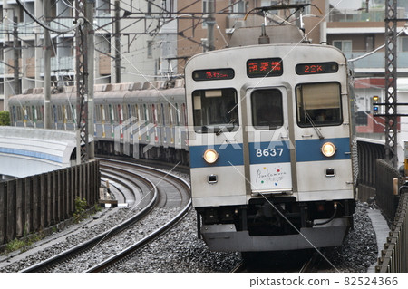 東急田園都市線 8500 系列 8537 編隊文化村 走在青葉台的彎道上 82524366