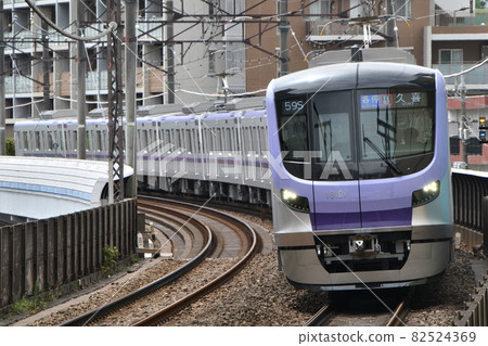 東京地鐵半藏門線 18000 系列第一列火車沿青葉台曲線行駛 東京地鐵半藏門線 18000 系列第一列火車沿青葉台曲線行駛 82524369