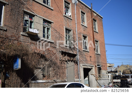 Dalian Old Town / Hotel and large-scale building that seems to have been used for commercial purposes (China) 82525656