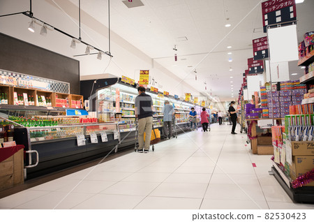 [Osaka] September ・ Shopping scene at a supermarket 82530423