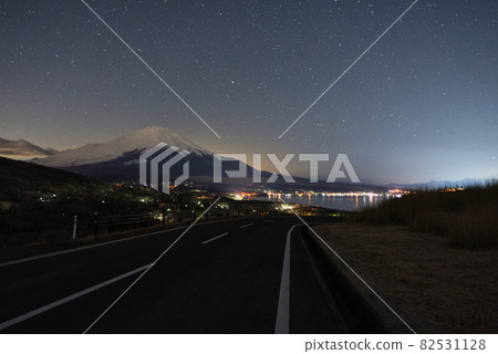 Fuji and the starry sky seen from Mikuni Pass << Yamanakako Village >> Fuji and the starry sky seen from Mikuni Pass << Yamanakako Village >> 82531128