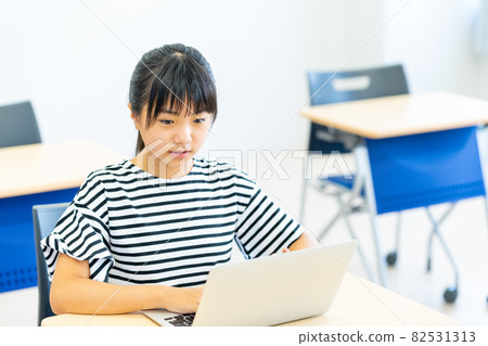 電腦教室裡的小學生拍攝合作：中央專門學校附屬日本語學校 82531313