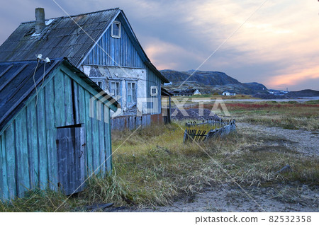 Abandoned wooden house in the village of Teriberka, Northern Russia 82532358