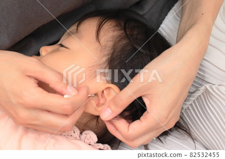 清洗耳朵的孩子 82532455