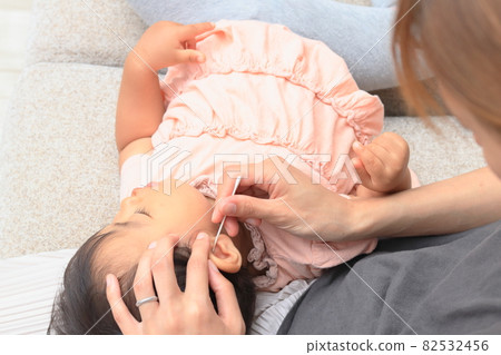 清洗耳朵的孩子 82532456