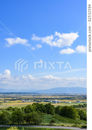 俯瞰北海道中部美妙的糧倉的萌之丘 82532594