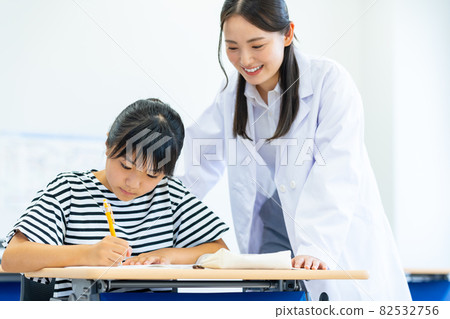 在補習班學習的小學生拍攝合作:中央工業大學附屬日語學校 在補習班學習的小學生拍攝合作:中央工業大學附屬日語學校 82532756