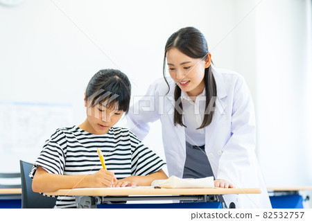 在補習班學習的小學生拍攝合作:中央工業大學附屬日語學校 在補習班學習的小學生拍攝合作:中央工業大學附屬日語學校 82532757