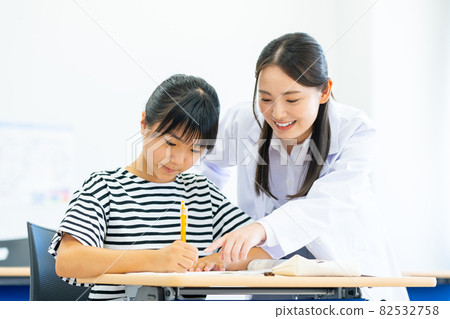 Elementary school girl studying at a cram school Photographing cooperation: Japanese language school attached to Chuo Institute of Technology 82532758