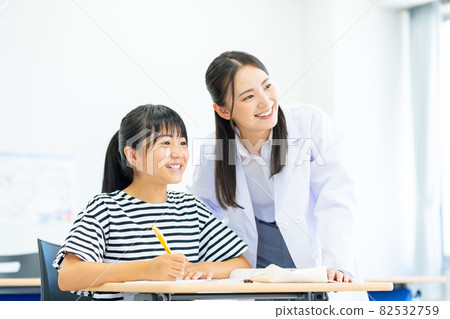 Elementary school girl studying at a cram school Photographing cooperation: Japanese language school attached to Chuo Institute of Technology Elementary school girl studying at a cram school Photographing cooperation: Japanese language school attached to Chuo Institute of Technology 82532759