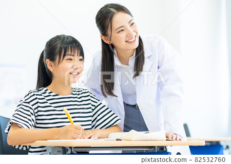 Elementary school girl studying at a cram school Photographing cooperation: Japanese language school attached to Chuo Institute of Technology Elementary school girl studying at a cram school Photographing cooperation: Japanese language school attached to Chuo Institute of Technology 82532760