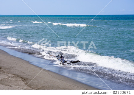 俯瞰佐渡島的日本海海濱度假勝地(新潟縣長岡市寺泊之泉野泉海灘) 俯瞰佐渡島的日本海海濱度假勝地(新潟縣長岡市寺泊之泉野泉海灘) 82533671