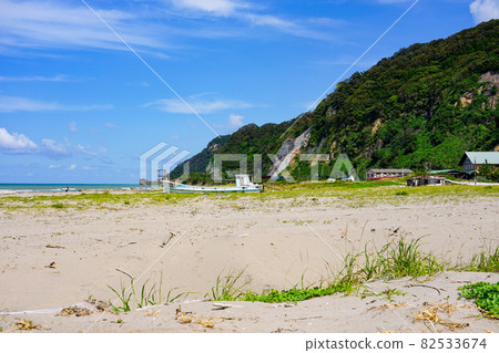 A beach resort on the Sea of Japan overlooking Sado Island (Teradomarinozumi Nozumi Beach, Nagaoka City, Niigata Prefecture) 82533674