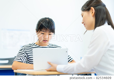 Elementary school girl taking classes at a cram school Photographing cooperation: Japanese language school attached to Chuo Institute of Technology Elementary school girl taking classes at a cram school Photographing cooperation: Japanese language school attached to Chuo Institute of Technology 82534609