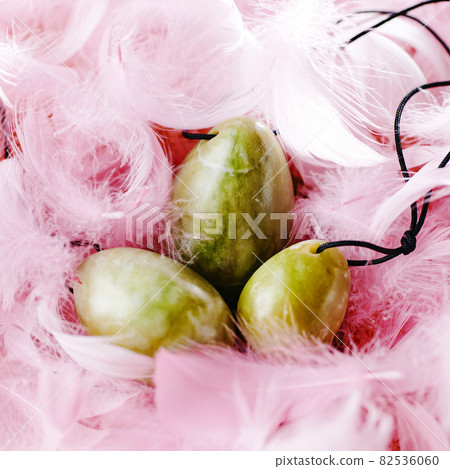 vaginal jade eggs of different sizes on feathers 82536060