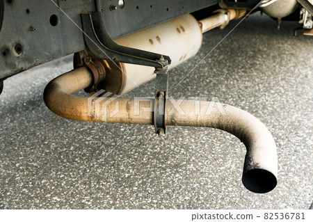 從卡車消聲器排出的廢氣 從卡車消聲器排出的廢氣 82536781