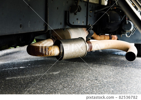 從卡車消聲器排出的廢氣 82536782