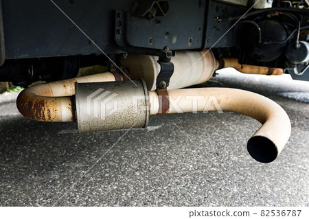 從卡車消聲器排出的廢氣 從卡車消聲器排出的廢氣 82536787
