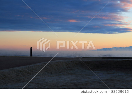風景/日出冬天海和海岸 82539615