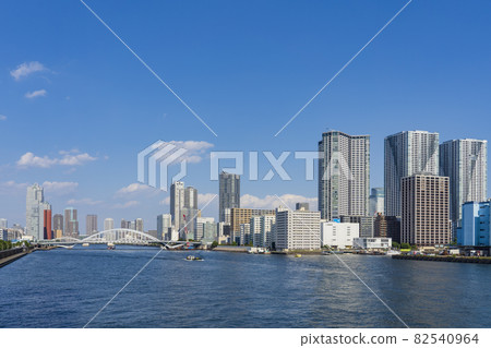 [東京] 隅田川河口和東京港的Cityscape Waterside風景 82540964