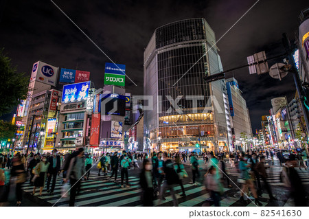 日本東京城市景觀的取消和申報的取消。即使在 21:00 = 10 月 1 日熄燈之後，澀谷仍然是一個威脅人群 82541630