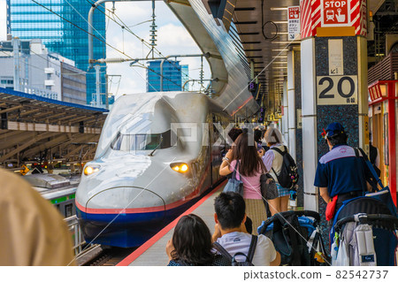 Railroad fans taking pictures, regretting the retirement of E4 Series Max (Tokyo Station) Railroad fans taking pictures, regretting the retirement of E4 Series Max (Tokyo Station) 82542737