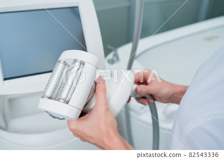 The masseur is preparing to make an hardware lpg massage in a beauty salon 82543336