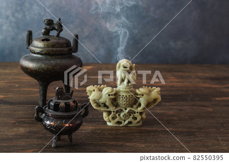 在一張木桌上安置的三個香爐 82550395