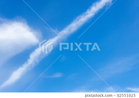 一條從左下角延伸出來的筆直的雲線 82551025