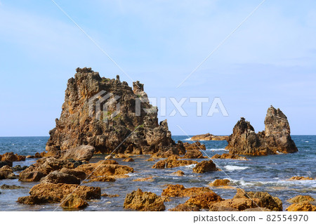 海岸上一個充滿活力的岩石小島。青森縣西津輕區深浦町大岩海岸。 海岸上一個充滿活力的岩石小島。青森縣西津輕區深浦町大岩海岸。 82554970
