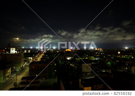 漂浮在夜空中的漁火 漂浮在夜空中的漁火 82558192